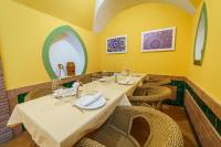 una sala da pranzo con tavolo, sedie e pareti gialle di Cuevas La Granja a Benalúa de Guadix