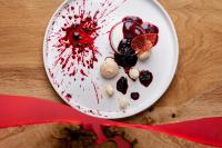 ベルネにあるHotel Le Bois Joliの木製のテーブルの皿