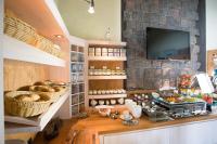 Eine Küche mit einer Theke mit Brot und einem Fernseher in der Unterkunft SCHLOSS RANZOW - kleines Romantik Hotel - Wellness - Golfplatz - Hochzeiten & Feiern in Lohme