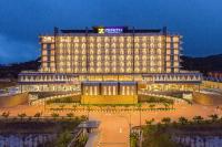 un hotel con un gran edificio por la noche en Zenith Hotel Cameron, en Tanah Rata