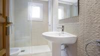 A bathroom at 1 Brav - Llafranc