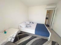 Posteľ alebo postele v izbe v ubytovaní Apartments in Dramalj 42059