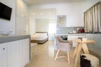 Kuchyň nebo kuchyňský kout v ubytování De_naxia Suites