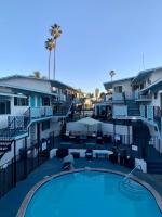 ein Blick auf den Pool in einem Resort in der Unterkunft Inn at East Beach in Santa Barbara