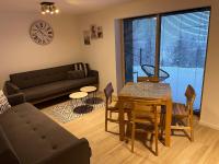 Posedenie v ubytovaní Apartamenty 'Okno z widokiem'