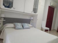 A bed or beds in a room at Rami di Corallo Appartamento con Parcheggio Privato ----------