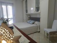 A bed or beds in a room at Rami di Corallo Appartamento con Parcheggio Privato ----------
