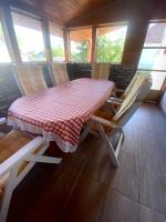 A seating area at Bella apartman