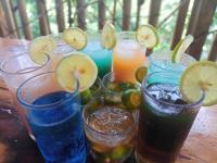 una mesa con copas de diferentes tipos de bebidas en Villa-Atlas Guest House, en Isla de Malapascua