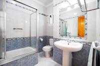 A bathroom at Caracola Apartment