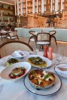 Una mesa con platos de comida sobre una mesa. en Hyatt Centric Jumeirah Dubai, en Dubái
