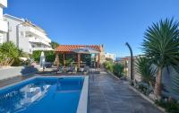 Bazén v ubytovaní Stunning View Apartment with pool alebo v jeho blízkosti
