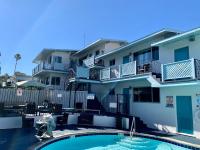 ein Gebäude mit einem Swimmingpool vor einem Gebäude in der Unterkunft Inn at East Beach in Santa Barbara