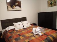 Un dormitorio con una cama con toallas. en Qoricancha B&amp;B Cusco, en Cusco