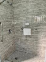 Ein Badezimmer in der Unterkunft Inn at East Beach