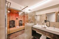 A bathroom at 1400 FlexenLodge