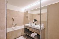 A bathroom at 1400 FlexenLodge