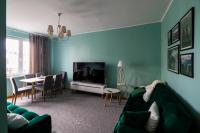 Televízia a/alebo spoločenská miestnosť v ubytovaní Apartament Moniuszki 22