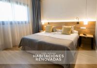Una habitación de hotel con una cama y una ventana. en Hotel Aida, en Torrejón de Ardoz