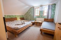 Postel nebo postele na pokoji v ubytování Podskalí Adršpach