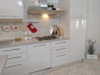 A kitchen or kitchenette at Rami di Corallo Appartamento con Parcheggio Privato ----------