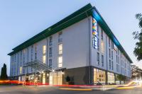 Un gran edificio con un cartel al costado. en Park Inn by Radisson Göttingen, en Gotinga