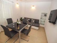 TV a/nebo společenská místnost v ubytování Apartments Karlo