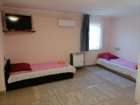 Łóżko lub łóżka w pokoju w obiekcie Cserke Gyöngye Apartman