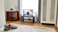 Televízia a/alebo spoločenská miestnosť v ubytovaní Apartament Litevski Deluxe