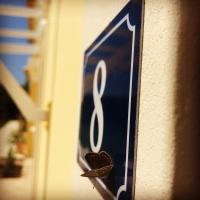 Mythos apts rentitに飾ってある許可証、賞状、看板またはその他の書類