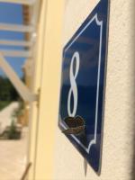 Mythos apts rentitに飾ってある許可証、賞状、看板またはその他の書類