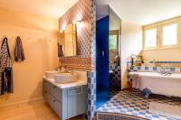 a blue and white bathroom with two sinks and a tub at Raesborre in Leuven