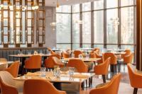 Tivoli at Cultural Heritage Park في تشنغدو: مطعم به طاولات وكراسي ونوافذ