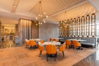 Tivoli at Cultural Heritage Park في تشنغدو: مطعم به طاولات وكراسي وبار