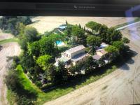 una vista aérea de una casa grande con árboles en Casa vacanze La Foresteria, en Osimo