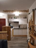 Kitchen o kitchenette sa Beautiful 1 bedroom with pool tennis and terrace - Dodo et Tartine