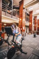 Hyatt Centric Downtown Minneapolisにあるフィットネスセンターまたはフィットネス設備