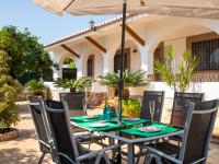 Patio alebo iná vonkajšia časť ubytovania Holiday Home El Pino by Interhome