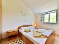 Posteľ alebo postele v izbe v ubytovaní Apartment Sani-5 by Interhome