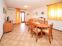 Televízia a/alebo spoločenská miestnosť v ubytovaní Apartment Lucija-2 by Interhome