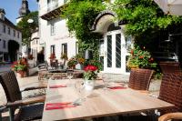 una mesa de madera con copas de vino en una calle en Hotel zur Post, en Attendorn