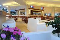 Adams Beach Hotel & Spaにあるレストランまたは飲食店