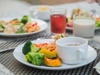 un plato de comida en una mesa con platos de comida en Happy Casa Resorts, en Jinhu