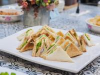 un plato blanco con sándwiches en una mesa en Happy Casa Resorts, en Jinhu