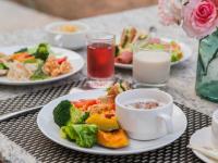 una mesa con platos de comida y una taza de café en Happy Casa Resorts, en Jinhu