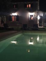 Bazén v ubytování Theonymfi Luxury Villas nebo v jeho okolí