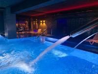 Bazén v ubytovaní Villa Verdi Pleasure & Spa alebo v jeho blízkosti