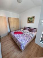 Posteľ alebo postele v izbe v ubytovaní Apartments Doris i Iris