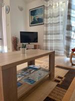 Televízia a/alebo spoločenská miestnosť v ubytovaní Apartments Doris i Iris
