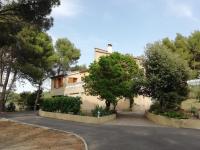 a house with trees in front of it at STUDIO meublé indépendant chez l&#39;habitant in Uchaux